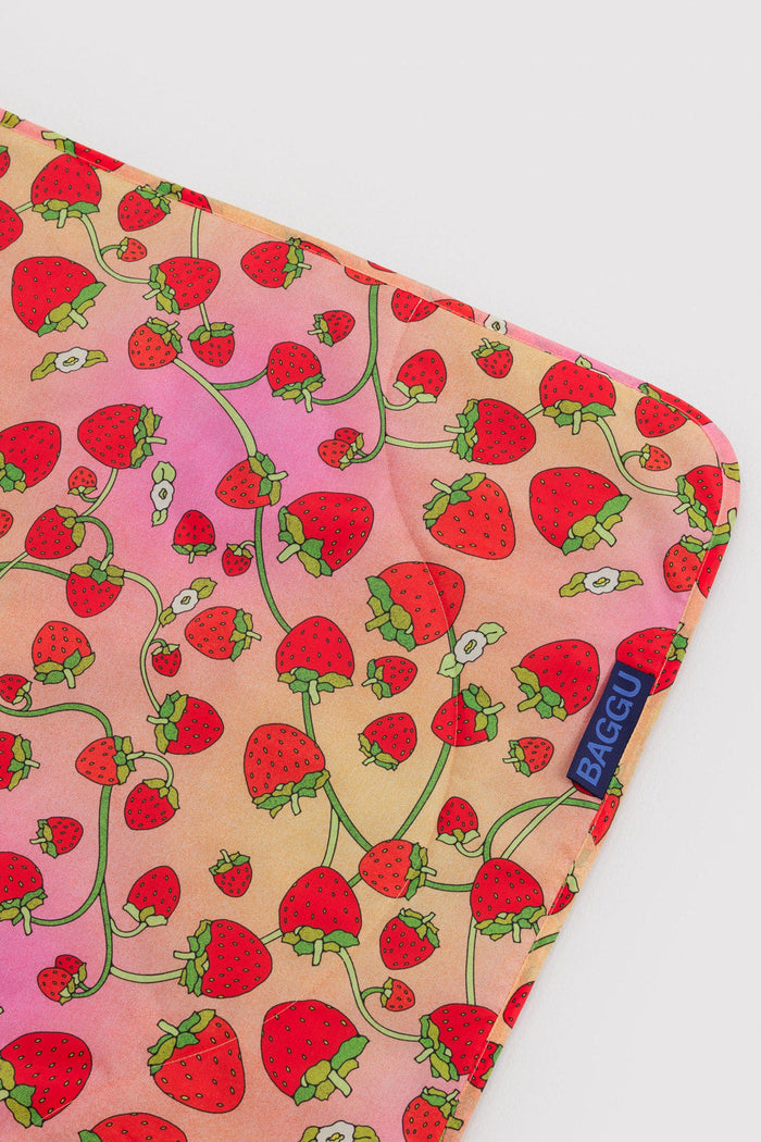 BAGGU  Couverture Pique-Nique Puffy - Fleurs et fraises