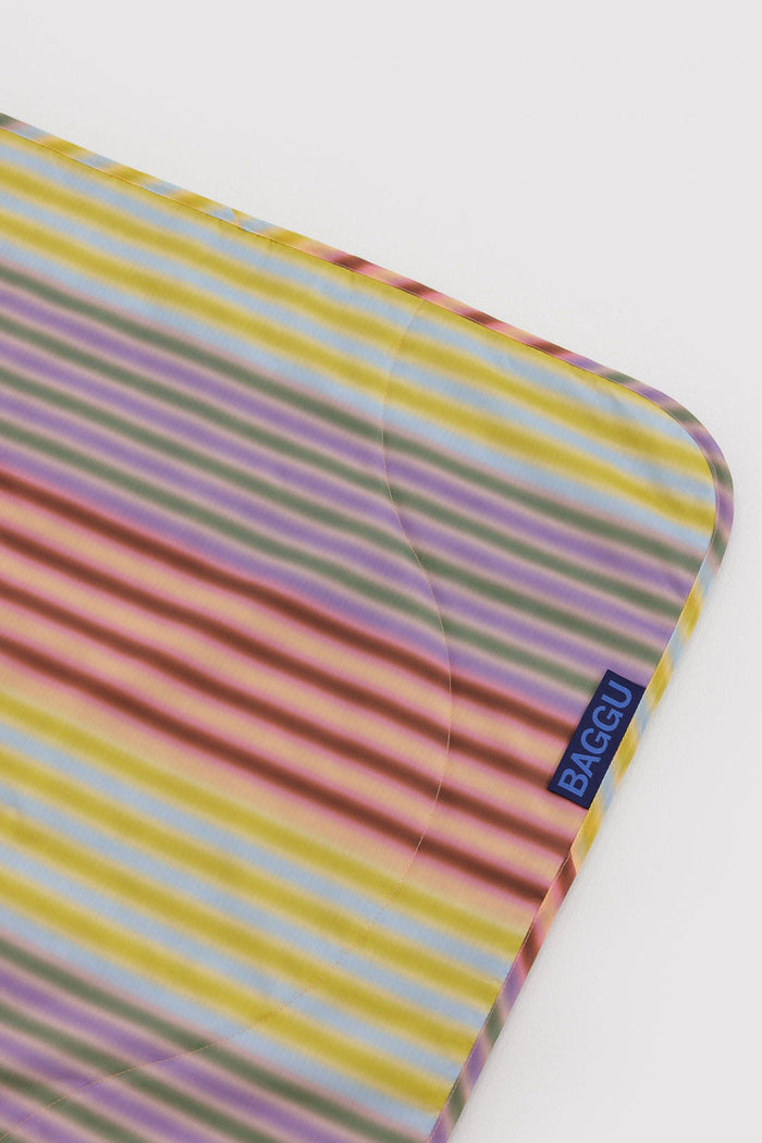 BAGGU  Couverture Pique-Nique Puffy - Gradient Stripe Multi