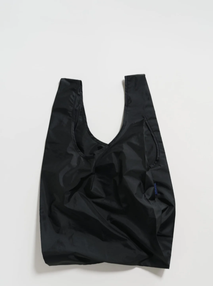 BAGGU Sac Réutilisable Standard - Noir, qui mesure 25 ½ “x 15 ½” x 6 “. Vendu à Montréal.