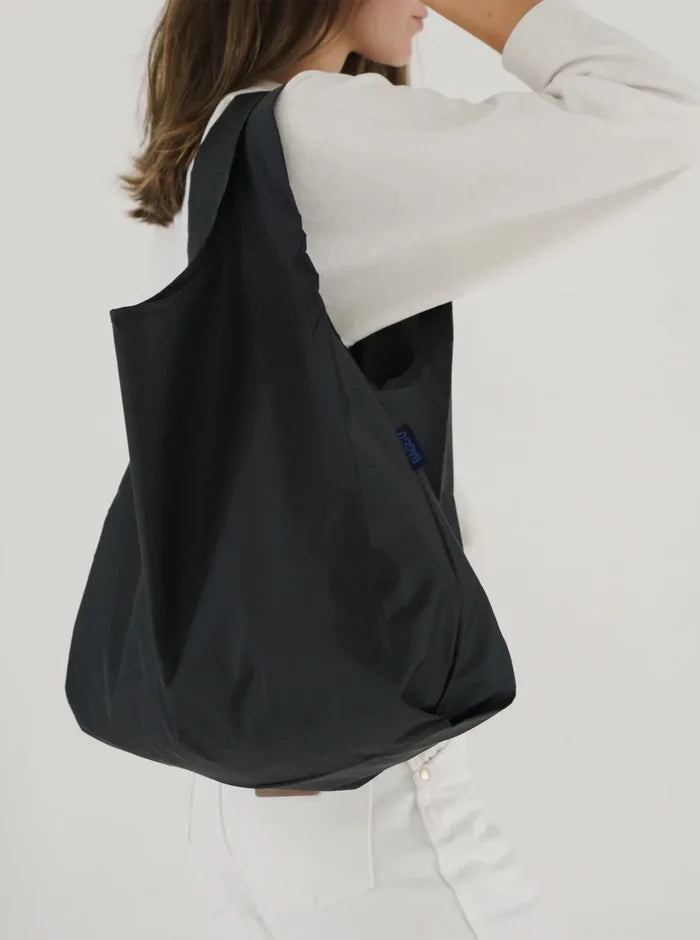 BAGGU Sac Réutilisable Standard - Noir, qui mesure 25 ½ “x 15 ½” x 6 “. Vendu à Montréal.