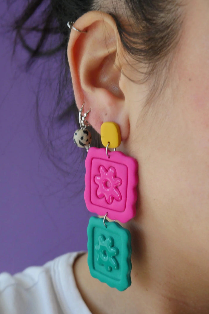 CROCODILE AGILE Boucles d'Oreilles Huguette Carré Fleurs - Vert et Fuchsia