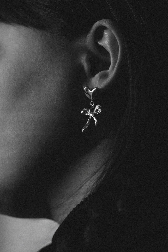 MINERA ATELIER Boucles d'Oreilles Petit Coeur Enrubannés