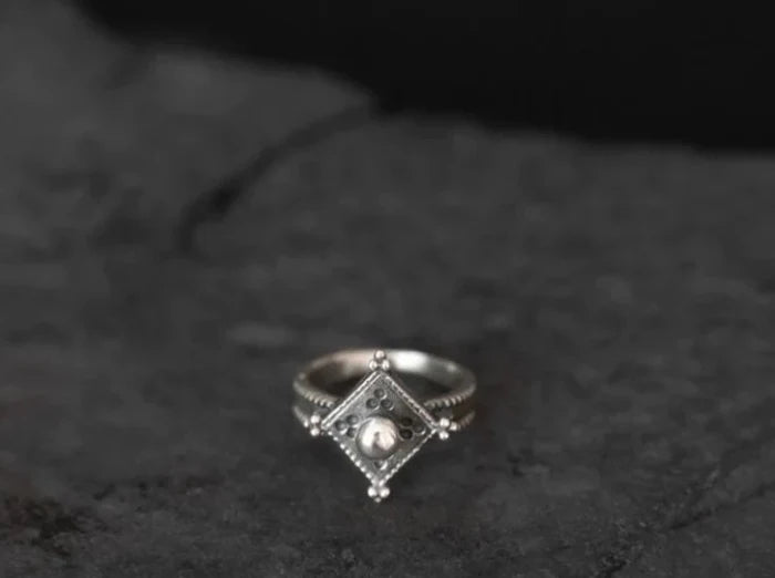NOIR KALA Bague Quatre Directions