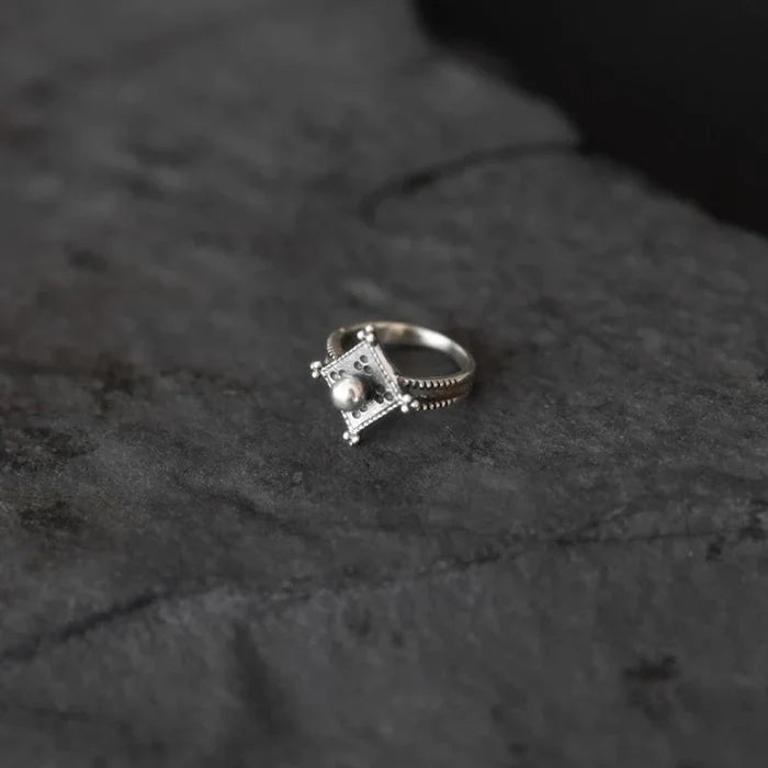 NOIR KALA Bague Quatre Directions
